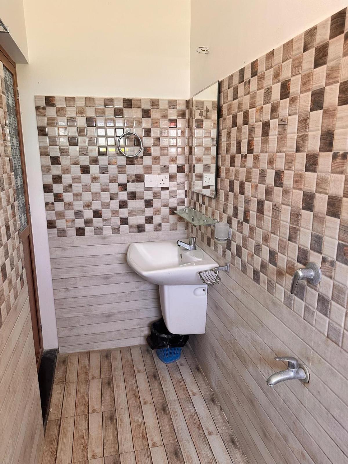 טרינקומאלה Holiday Villa מראה חיצוני תמונה