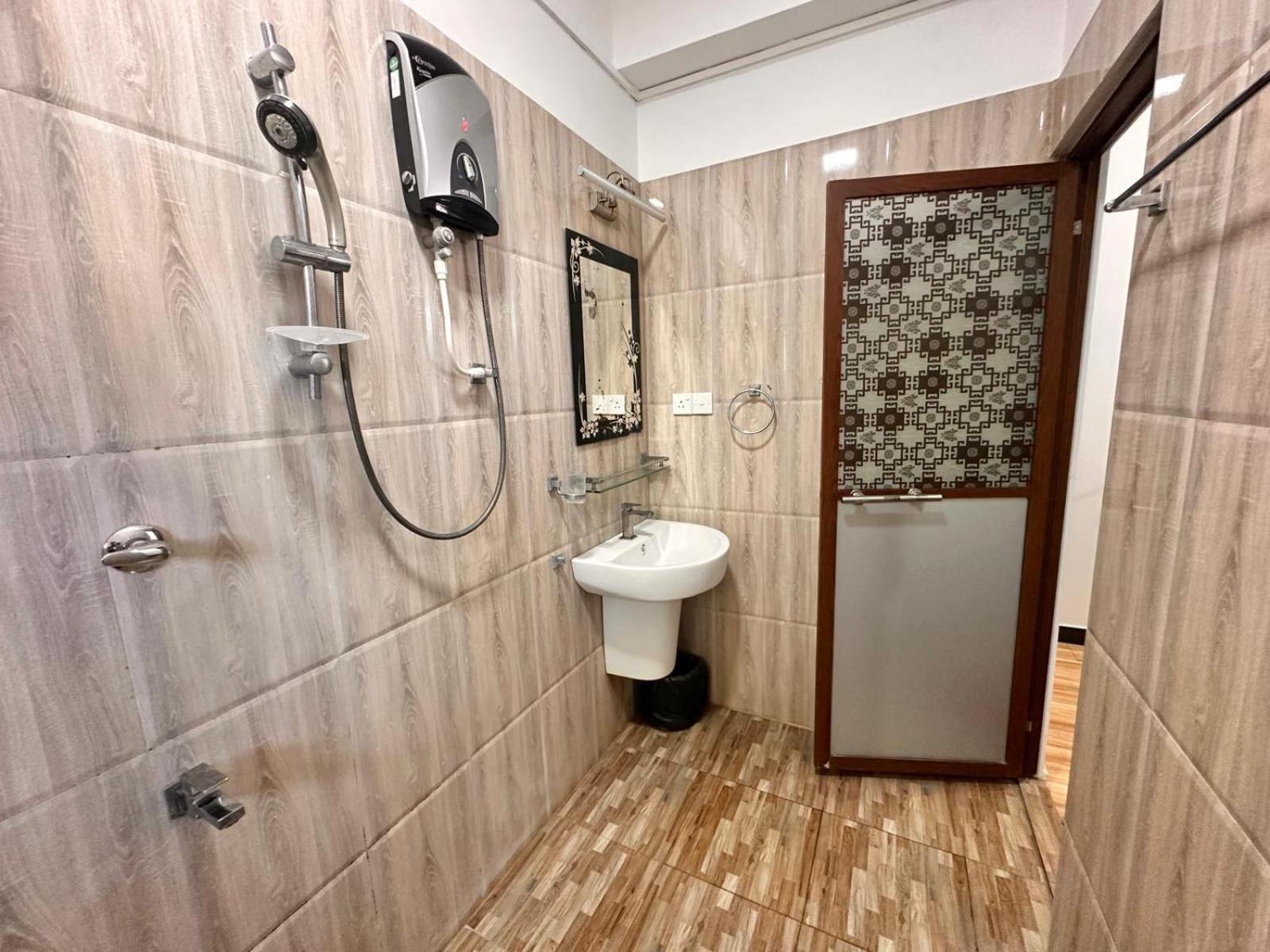טרינקומאלה Holiday Villa מראה חיצוני תמונה